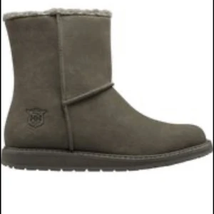 uggs liknande skor  - säljer mina fina uggs-liknande skor från helly hansen, endast använda fåtal gånger. storlek 39. kostade 1700 som nya