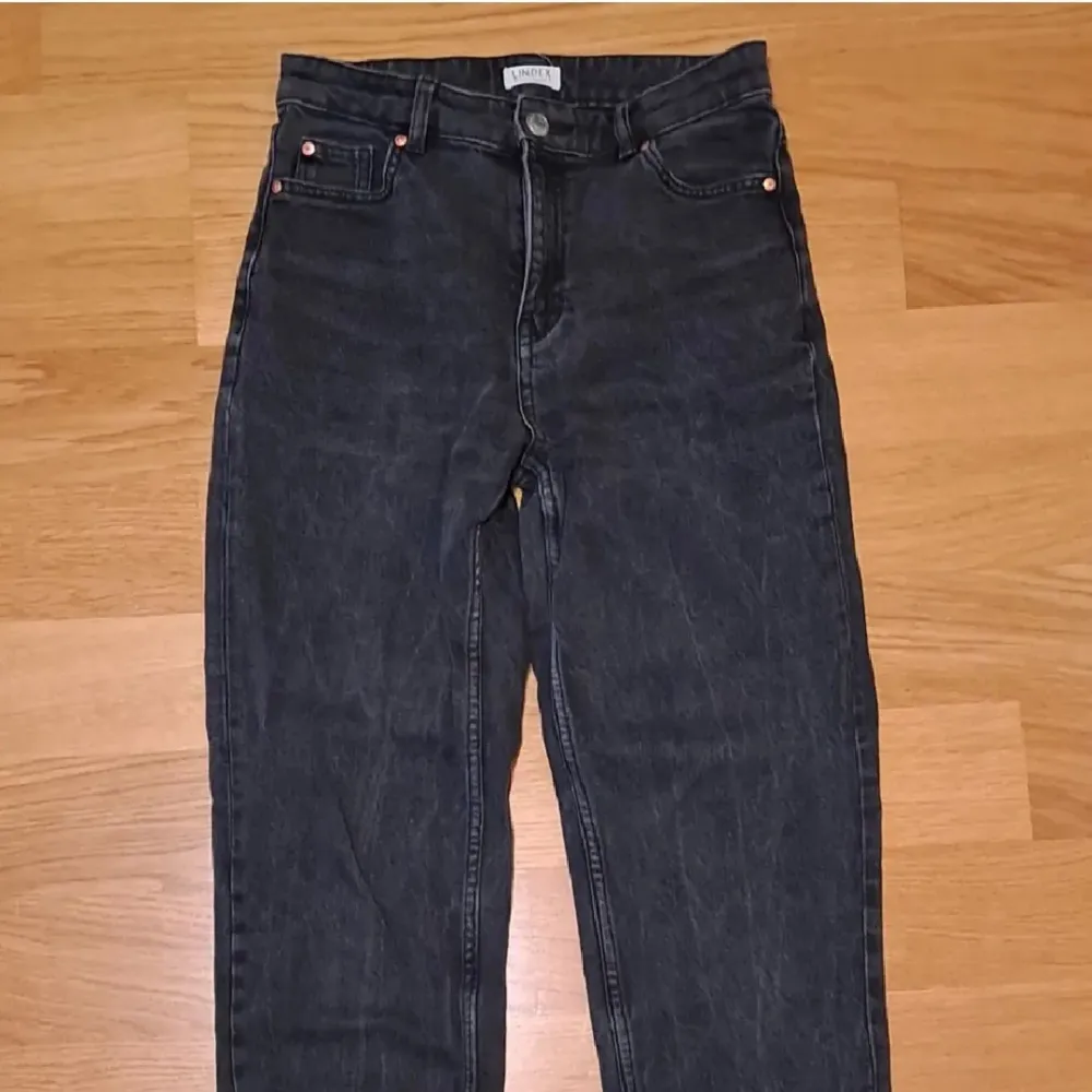 Svarta raka jeans. Köpta på Lindex, modell Betty i storlek 36. Använd gärna köp nu, kontakta vid frågor eller fler bilder!!<3. Jeans & Byxor.