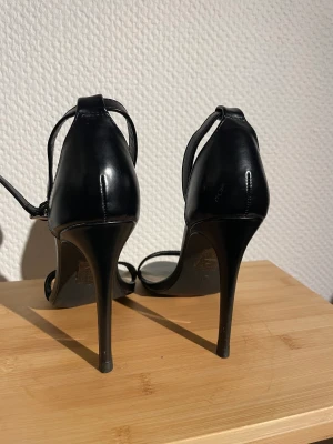 Underbara stilettklackar - Fantastiska STFU klackar som höjer självförtroendet DIREKT. Precis omklackade och i utmärkt skick!  I skinnimitation. 