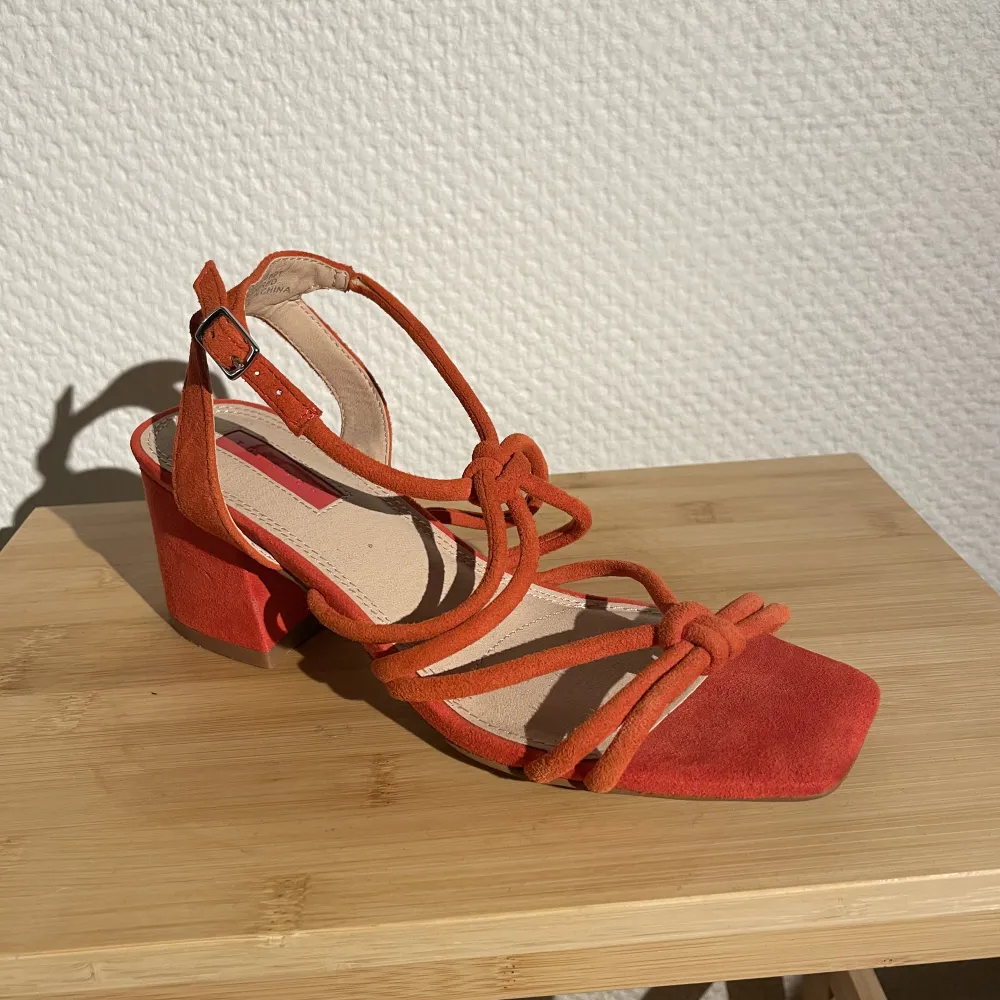 Helt oanvända sandaletter i en superfin orangeröd färg. Passar dig som har en smal/liten 36a.   I äkta mocka! . Skor.