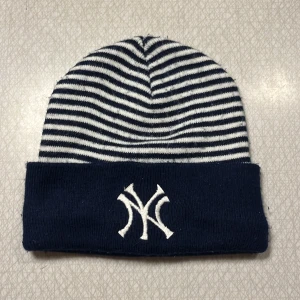 New era mössa - Tja! Säljer nu denna mössa. Mössan har inga defekter. Hoppas du vill köpa!