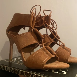 Sandaler med stilettklack 39 - Super fina lace up sandaler i äkta mocka. Köpte från Zara i Tokyo för några år sen. Har använt två gånger kanske. Rätt bekväma om man är van med att gå i stilett, klackhöjd är ca 10cm! 