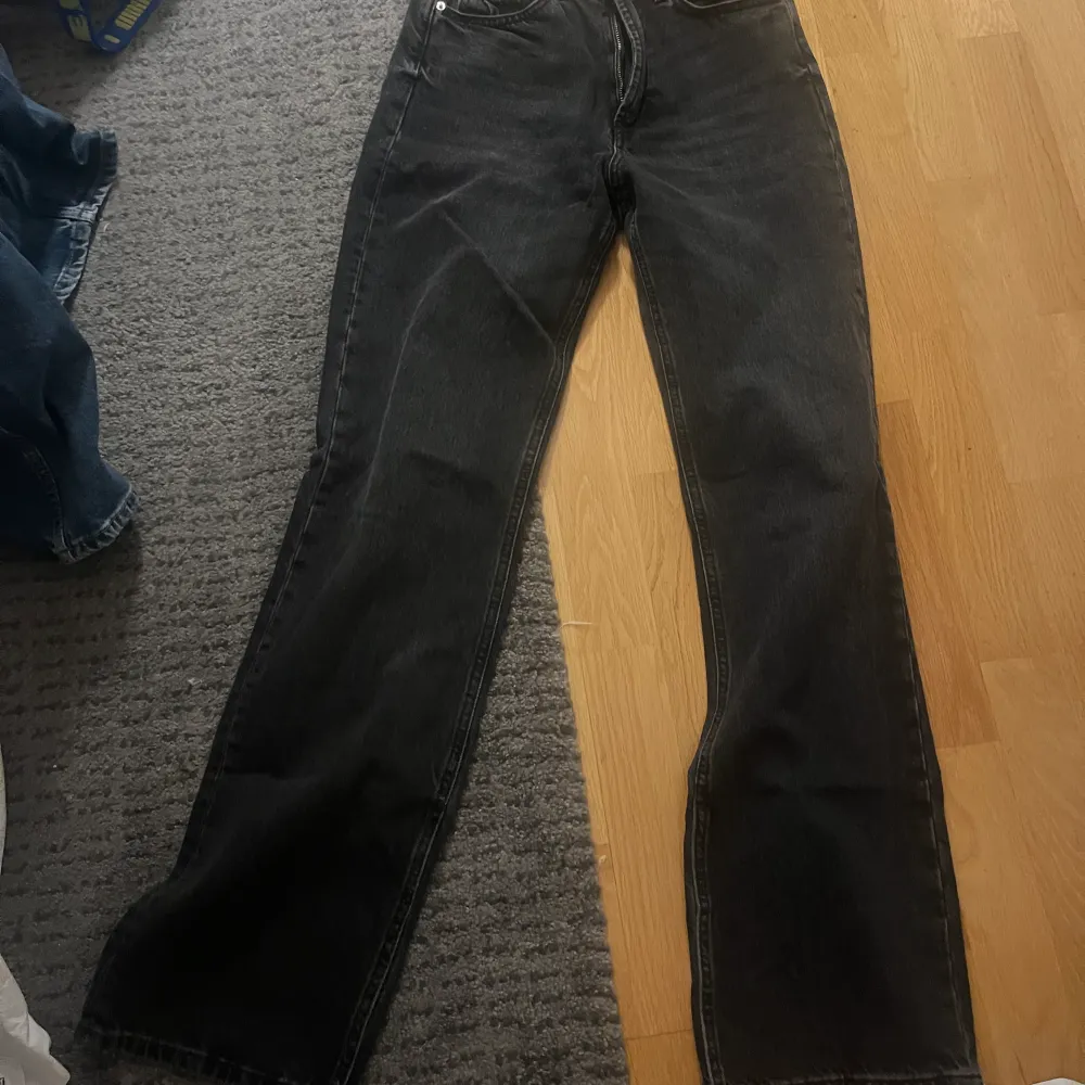 Svarta jeans från zara, vida ben strl 34. Jeans & Byxor.