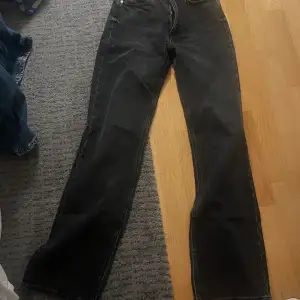 Svarta jeans från zara, vida ben strl 34