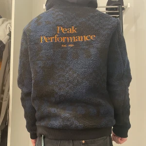 Peak performance teddyjacka  - Säljer denna teddyjacka från peak i fint skick! Väldigt unik! Använd endast förra vintern/hösten. Det är storlek L men jag brukar ha M och den sitter perfekt på mig