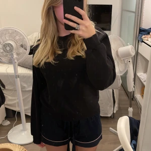 Svart sweatshirt  - Svart sweatshirt från Ginatricot 