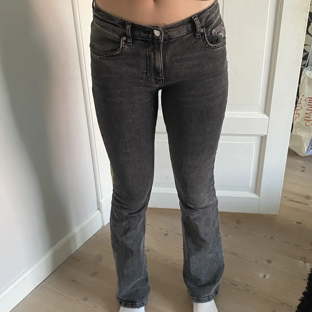 Säljer nu mina lågmidjade jeans från Gina Tricot i storlek 34. Innerbenslängden är ca 80 cm och midjemåttet 34cm tvärs över🩷 Dom är i fint skick! Pris kan diskuteras !!!. Jeans & Byxor.