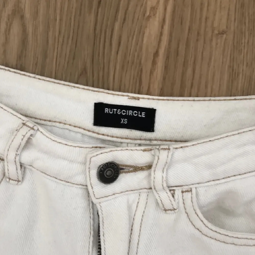 Vita jeans från Rut&circle i storlek XS. Jeans & Byxor.