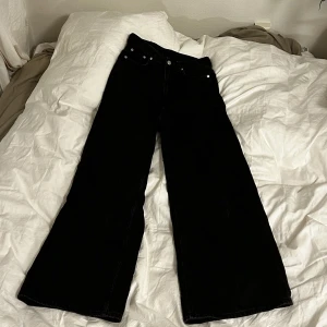 Vida, svarta jeans  - Supersnygga högmidjade jeans. Väldigt vida, snyggt! Men för små, så aldrig använda.