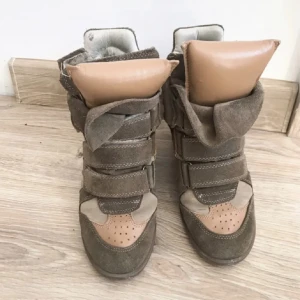 Isabel Marant skor - Säljer mina älskade isabel marant skor då dom inte kommer till lika mycket användning som förut, fint skick kom privat för fler bilder💓