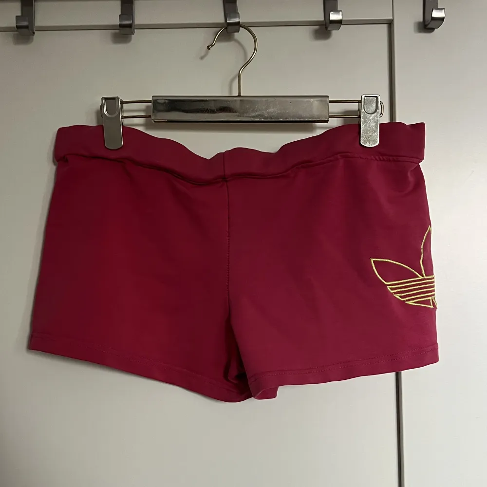 Rosa adidas shorts med midjemått ca 44,5cm🥰 De är i bra skick förutom en liiiten fläck på sidan och de saknar snöre. De är nog inte äkta adidas . Shorts.