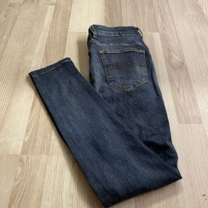 Tiger of Sweden Jeans - Sjukt snygga Tiger of Sweden jeans. Storleken är 31/34 men sitter mindre. Mycket bra skick utan defekter. Hör av er vid frågor!!!