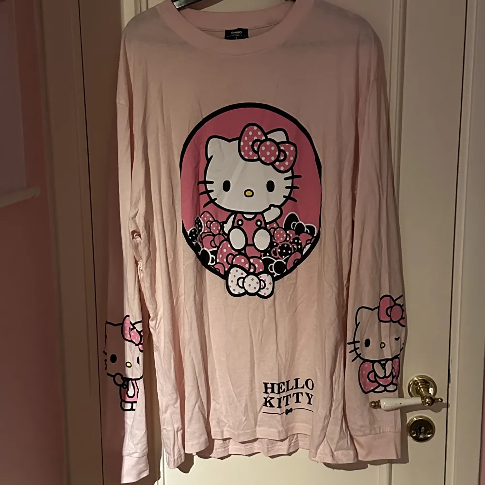 Jättesöt oversized långärmad tröja från new girl order X hello kitty kollektion. Köpt från ASOS säljs inte längre. Storlek S. Den är oversized så kan även passa M.. Tröjor & Koftor.