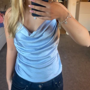 Topp - Säljer denna blåa topp från Gina Tricot💓endast använd en gång!