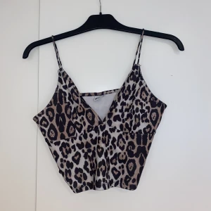 Linne leopard  - Ett kort linne i leopard mönster med tunna band 😁