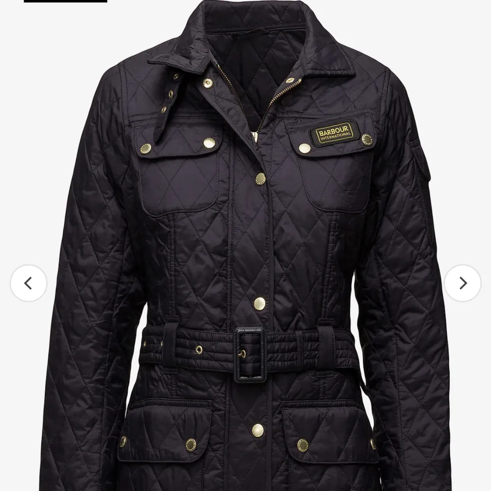 Barbour jacka. Stl L men passar S  Toppen skick inte använt mycket.bältet saknas dock på den.  Skriv för egna bilder nypris 2 800kr mitt pris 350kr. Jackor.