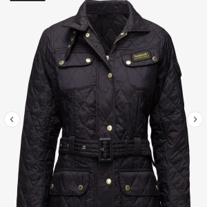 Barbour jacka  - Barbour jacka. Stl L men passar S  Toppen skick inte använt mycket.bältet saknas dock på den.  Skriv för egna bilder nypris 2 800kr mitt pris 350kr