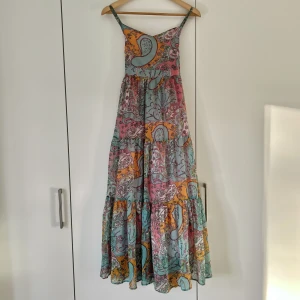 Mönstrad klänning - Möndtrad klänning från George. Stretchig vid bysten 💕