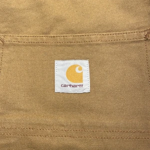 Carhartt byxor - Använda väldigt lite och nästan i nyskick, är uppsydda men INTE klippta i! Tveka inte om att kontakta! Köpta för 1300kr.