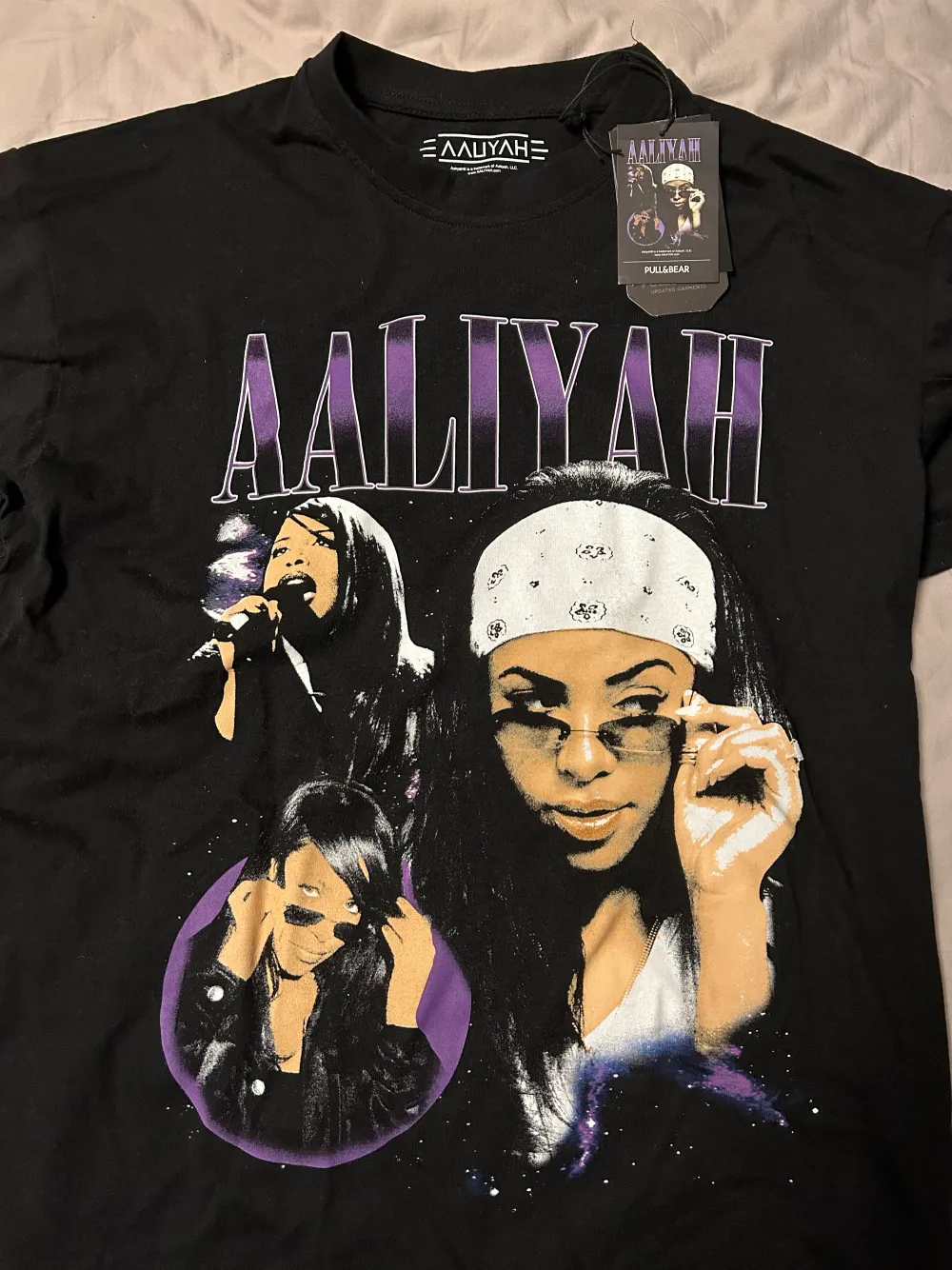 Tupac t-shirten är använd men fortfarande schysst 80kr storlek xs. Aaliyah tröjan är köpt i Spanien och är helt oanvänd storlek S 100 kr. Säljer båda för 150. T-shirts.
