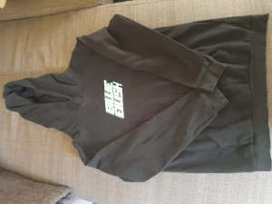 Billie Eilish hoddie! - En svart Billie Eilish hoddie med tryck från H&M!