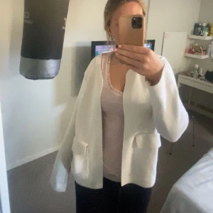 Kofta - Jättefin kofta från ginatricot i bra skick! Skriv för mer bilder. 