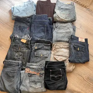 Säljer massa sjukt snygga jeans i olika storlekar som inte är skinny😏😉Skriv privat om du har frågor kring mått eller flera bilder🩷😘OBS, alla dessa jeans har var sitt inlägg på mitt konto😽