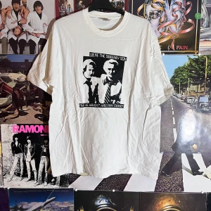 Vintage tröja - Oroligt snygg vintage tröja! Perfekt för vardagen! Finns ett litet hål på ena axeln:/ men annars helt perfekt! Dm vid frågor:)