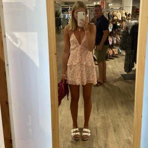 Klänning zara  - Så galet fin klänning från zara. Säljer då den inte kommit till användning, endast använd vid 1 tillfälle. Storlek xs men passar mig som är S🫶