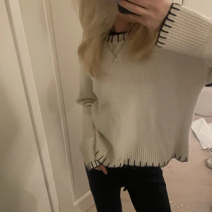Stickad tröja - Såå snygg stickad tröja från &other stories som jag sytt langettstygn på själv🥰 