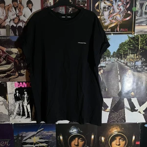 Linne - Ett linne med lite ovanlig passform! Ärmarna är mitt emellan till vanliga T-shirt ärmar till ett linne! Inga defekter alls! Dm vid frågor:)