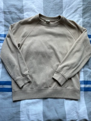 Beige crewneck! - Säljer nu min beige tröja från Hm då den har blivit för liten! Mycket bra skick och fin färg. Storlek S! Kolla gärna resten av min profil! Håller på och garderobränsa. Kan skicka flera produkter i samma paket om det skulle önskas:)