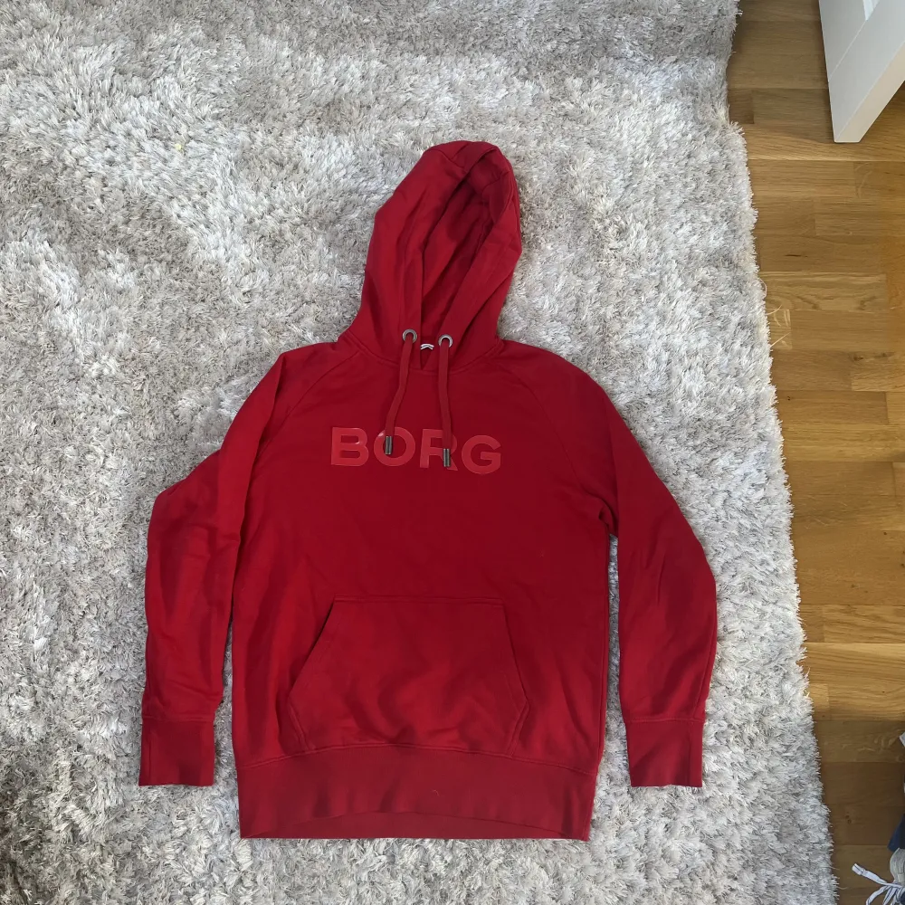 Hej! Säljer en jätte stilig röd🎈Björn Borg hoodie i storlek M för endast 300kr! Bra skick🎉Kontakta vid minsta fundering!😁. Hoodies.