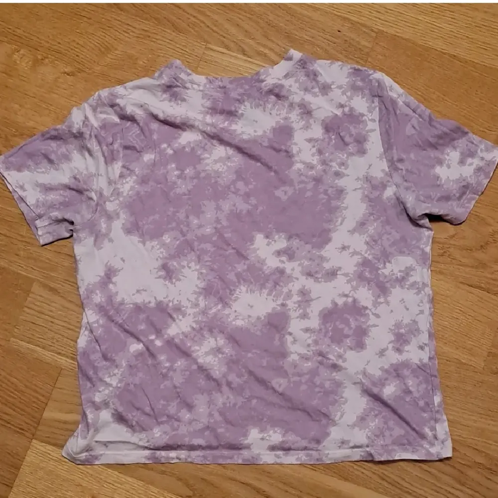 Lila tiedye tröja med scooby doo tryck. Köpt på HM och aldrig använd. Storlek S. Använd gärna köp nu, kontakta vid frågor eller fler bilder!!<3. T-shirts.