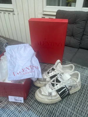 Valentino low top - Ganska slitna som man kan se, använder inte och vill bara bli av med dom därav de billiga priset. Nypris är runt 10.000kr