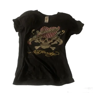 Ed hardy tröja - Skit snygg ”ed Hardy” tröja som tyvärr inte längre kommer till användning. Alla diamanter är fortfarande kvar. Och den sitter ganska tajt. Använd göra av ”köp nu” och early bird💕