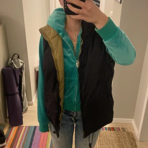 Väst  - Väst perfekt till hösten, man kan ha den vänd ut och in och därmed två färger i 1. Passar 34/36