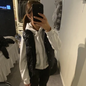 Svart väst - Svart väst köpt för flera år sedan, okänt märke. Skriv för frågor eller fler bilder💕