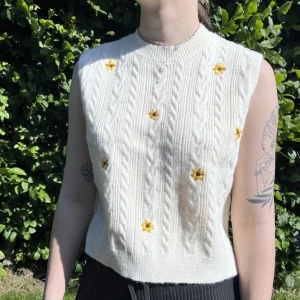 Stickad Väst - Helt ny västtopp. Jättevarm och mysig men inte min stil!