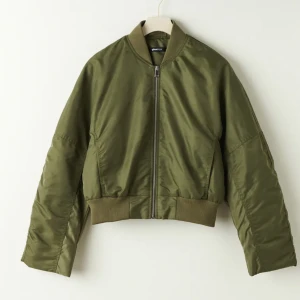 Grön bomberjacka  - MilitärGrön bomberjacka från ginatricot! Använd fåtal gånger, tjock i material så perfekt som höst/tidigt vinter jacka! 