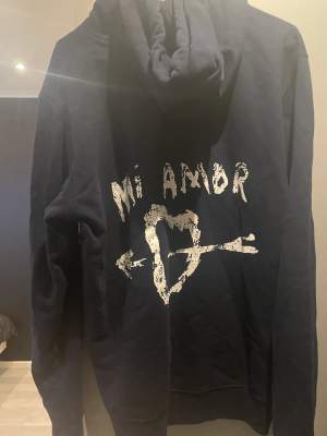 Trevlig hoodie från Mira Paris. Tryck på ryggen och bra kvalite. Köpt för cirka 1700, säljes för 550
