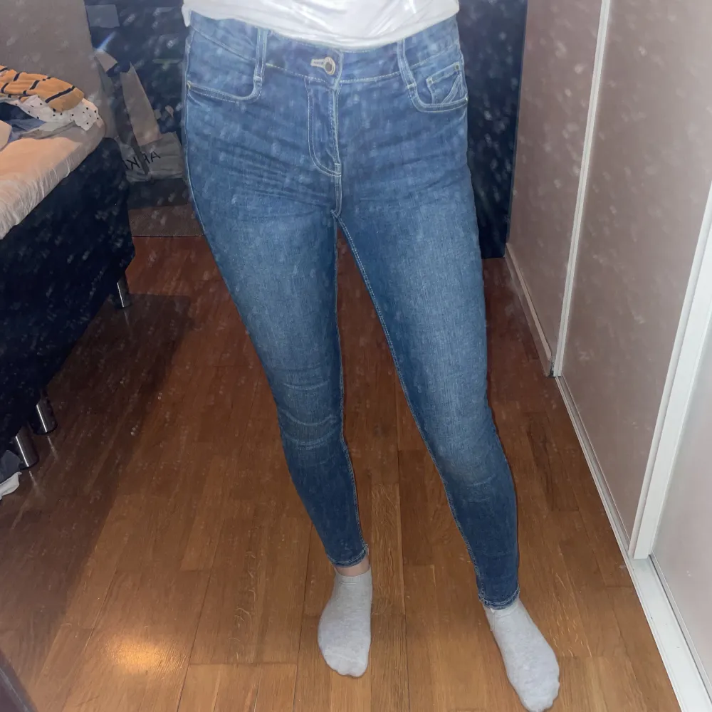 Jeans från Zara i storlek 36. Använda. . Jeans & Byxor.