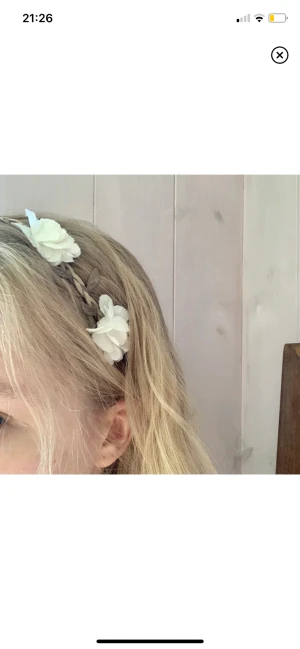 Hårband  - Flätat hårband med blommor. Frakt tillkommer på 18 kr 🤍