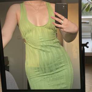 Sååå snygg grön klänning som tyvärr är för liten och därför aldrig använts:( storlek 36 men skulle säga att den snarare är 34🫶🏼
