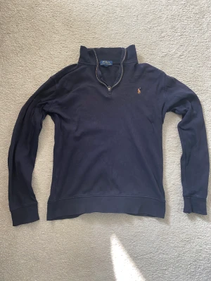 Polo Ralph lauren zip - Snygg polo Ralph lauren half zip. Lite sönder vid armarna men inget som man märker av eller ser. Passar typ 164-170 Nypris 1095 mitt pris 399🔥🔥 Hör av er vid frågor