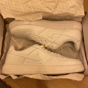 Nike air force 1 - Säljer ett par splitternya air forces som endast har testats en gång då jag kände att de var för små. Skriv om ni undrar något, kan även tänka mig att byta mot ett par Arigatos.