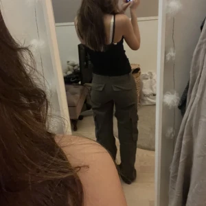 Gröna kargo byxor - Ett par jätte fina gröna kargo byxor som tyvärr inte kommer till användning. Har en liten defekt som knappt syns. Skriv för fler bilder. Använda 2-3 gånger. Säljer för 150 kr men ordinarie priset är 500 kr. Köpare står för frakt❤️