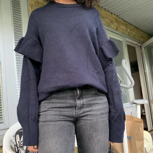 Stickad tröja - Marinblå stickad tröja i 55% ull från Arket! Sparsamt använd. Storlek XS/S men passar upp till en L/XL pga oversized, beroende på hur man vill att den ska sitta. 