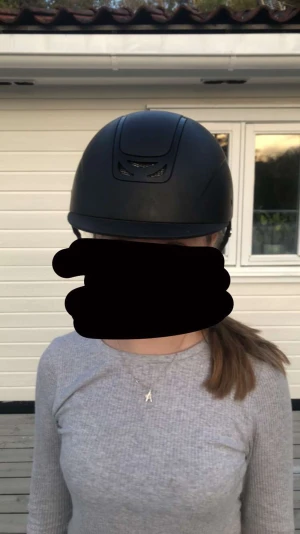 Ridhjälm - Svart ridhjälm i bra skick. Aldrig ramlat av i den. Köpt på hööks och är av märket JH collection. Köpt för 1799kr
