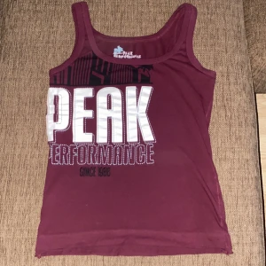 Linne peak performance  - Jättefint vintage linne från peak performance i bra skick 🤍